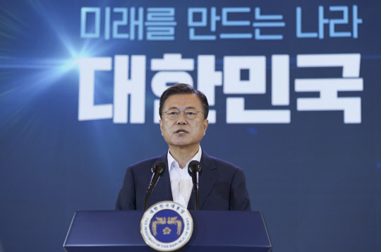 문재인 대통령이 14일 오전 청와대에서 열린 제4차 한국판 뉴딜 전략회의에서 발언하고 있다. 청와대 제공